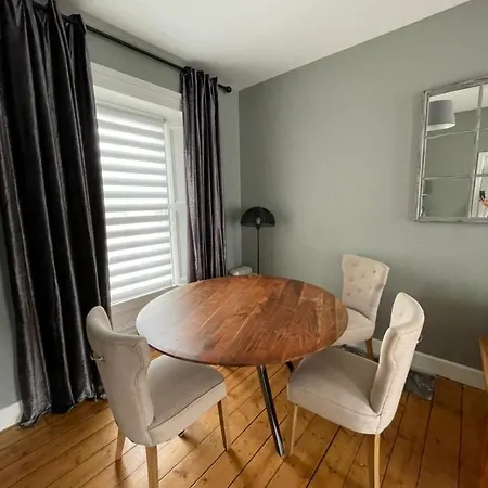 6 New Street Selfcatering 1 דירה *