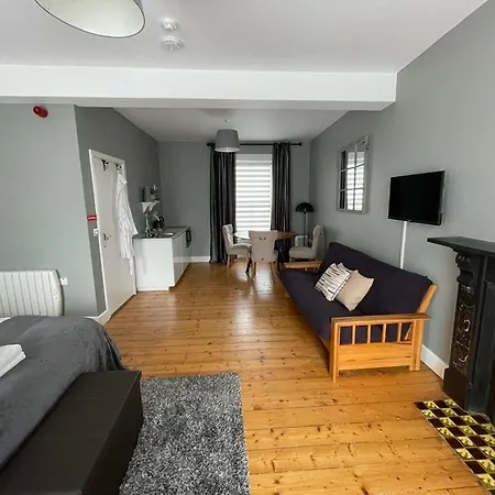 6 New Street Selfcatering 1 *